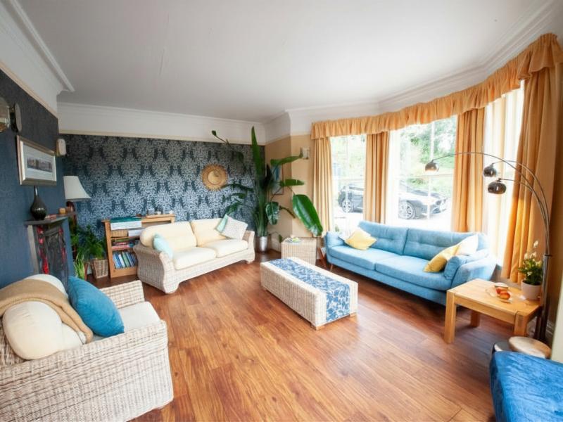  Guest Lounge 
